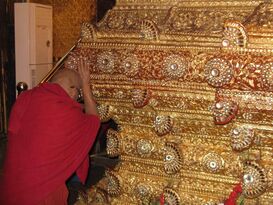 Betender Mönch in der Mahamuni Pagode
