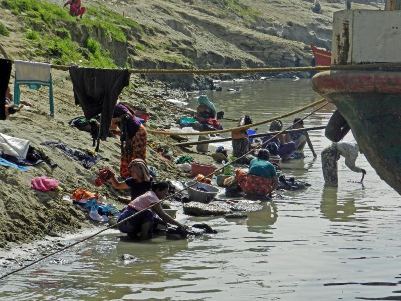 Waschen am Ufer des Ayeyarwady