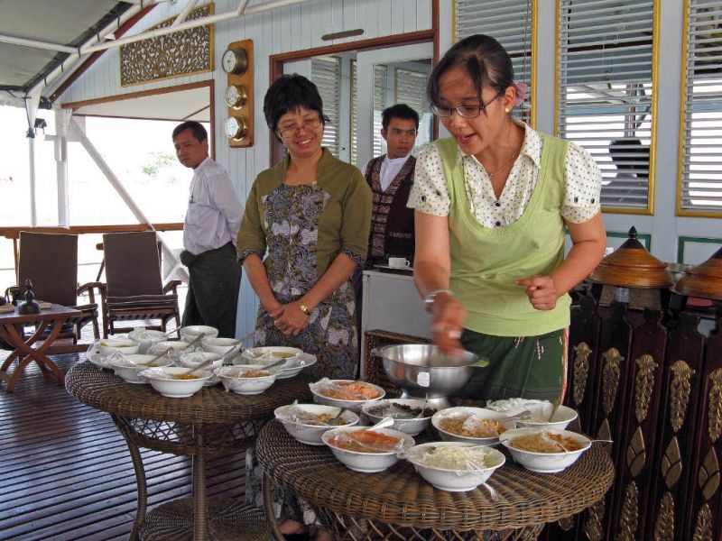 Su und Pju erklären den Teeblattsalat